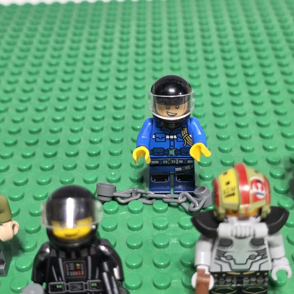 LEGO Minifigures Lot of 6 w/ Accessories Police Officer & More - Picture 4 of 11